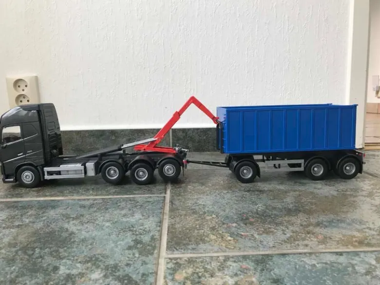 Emek Volvo FH16/750 Lastbil med Tridem Lastväxlare och Släp