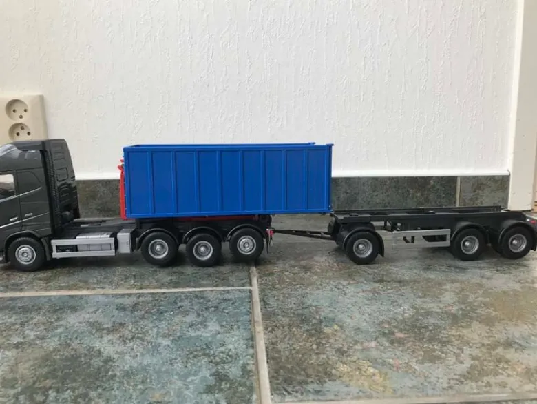 Emek Volvo FH16/750 Lastbil med Tridem Lastväxlare och Släp