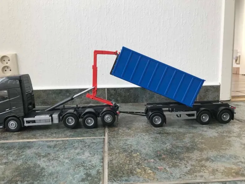 Emek Volvo FH16/750 Lastbil med Tridem Lastväxlare och Släp