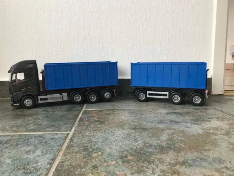 Emek Volvo FH16/750 Lastbil med Tridem Lastväxlare och Släp