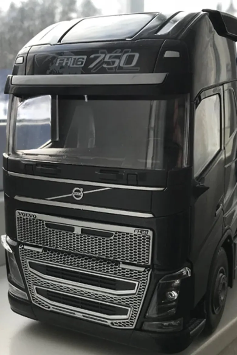 Emek Volvo Lastbil FH16/750 Låglastare med Lastbil på Trailern