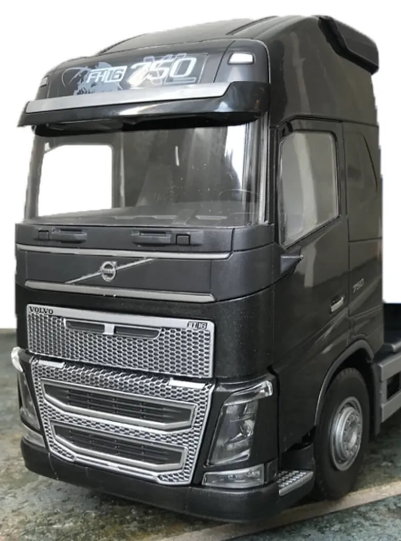 Emek Volvo Lastbil FH16/750 Låglastare med Lastbil på Trailern