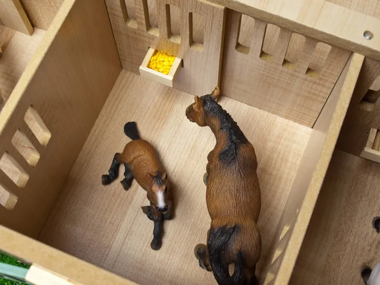 Häststall 9 st. stallboxar rosa leksak Kids Globe 1:32