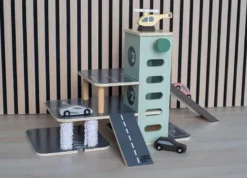Jabadabado Parkeringsgarage i trä med leksaksbilar och helikopter