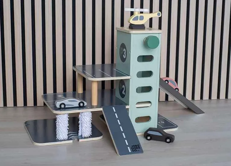 Jabadabado Parkeringsgarage i trä med leksaksbilar och helikopter