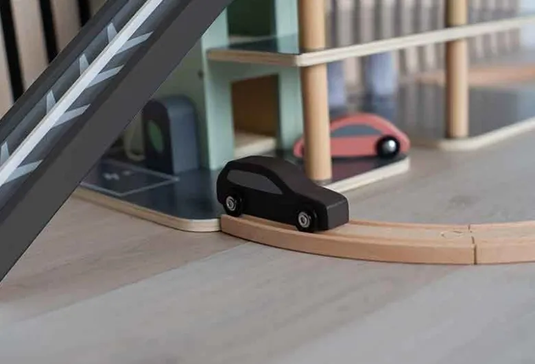 Jabadabado Parkeringsgarage i trä med leksaksbilar och helikopter