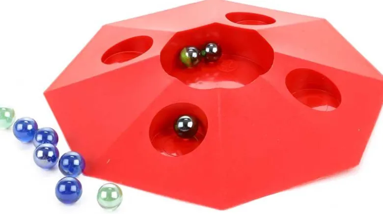Kulplatta med spelkulor