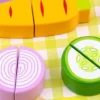 Leksaksmat delbara grönsaker i trä med skärbräda Tooky Toy