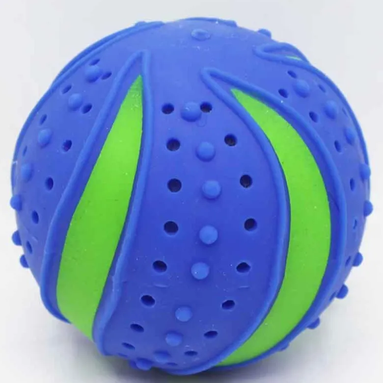 1 st. Vattenboll som studsar på vattnet och sprutar ut vatten 8 cm